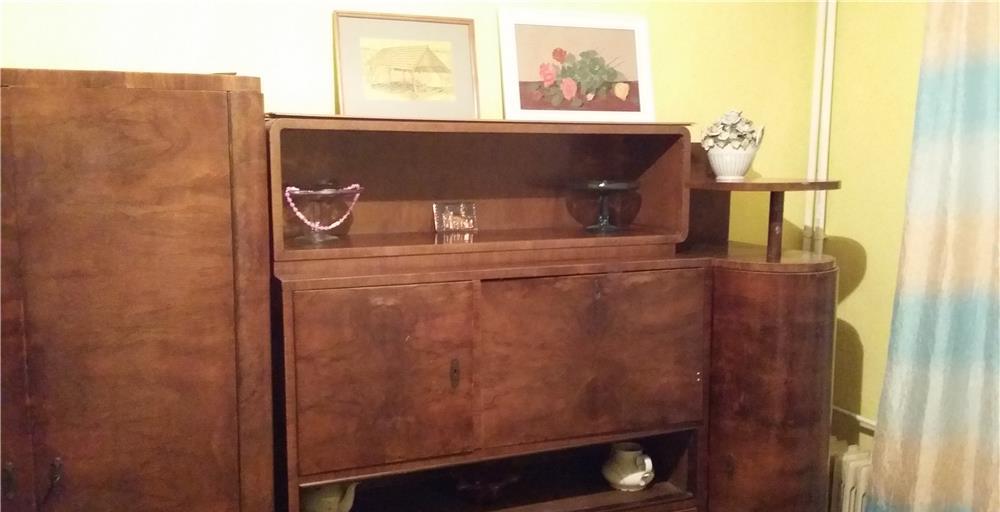 vitrina mobilier furnir nuc vechi