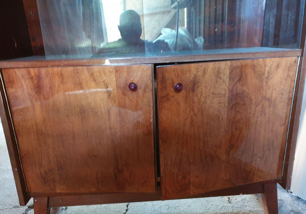 vitrina veche,peste 80 ani