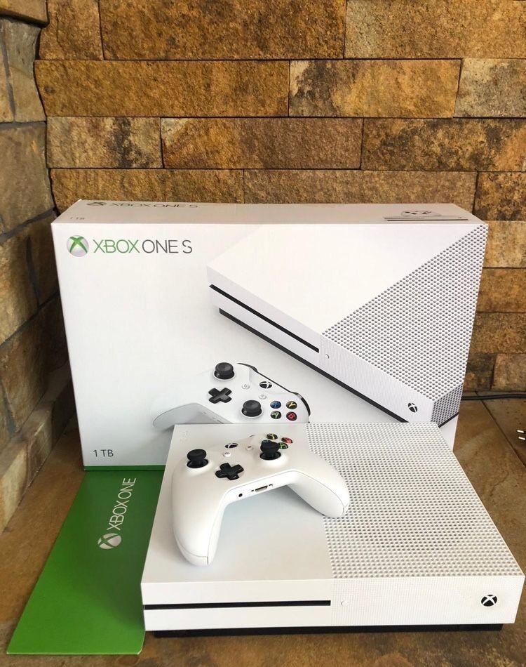 Xbox One 1tb fortnite 1an garanție, 3 jocuri, sigilat
