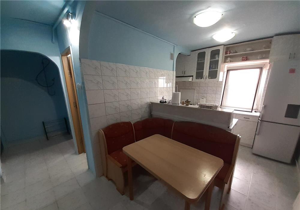 Zona Dambovita. Bloc izolat. Etaj 3.